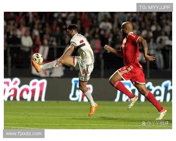 圣保罗主场迎战巴西国际争夺联赛关键三分的精彩对决